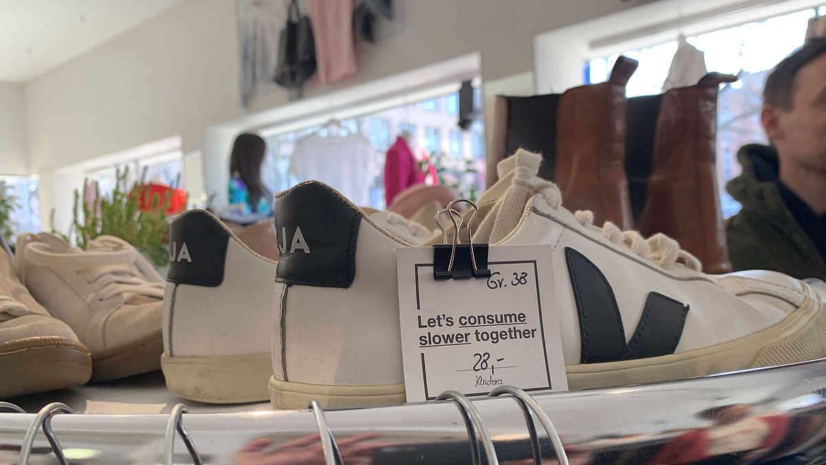 let's consume slower Weiß-schwarze Sneaker im Second Hand Shop für 28 Euro