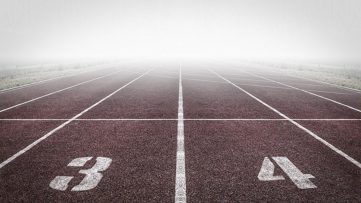 Sprintbahn im Stadion aus Sicht einer Athletin beim Start