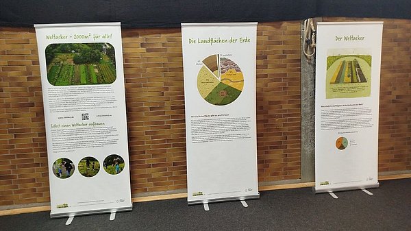 Ausstellungsbanner stehen nebeneinander vor einer Wand