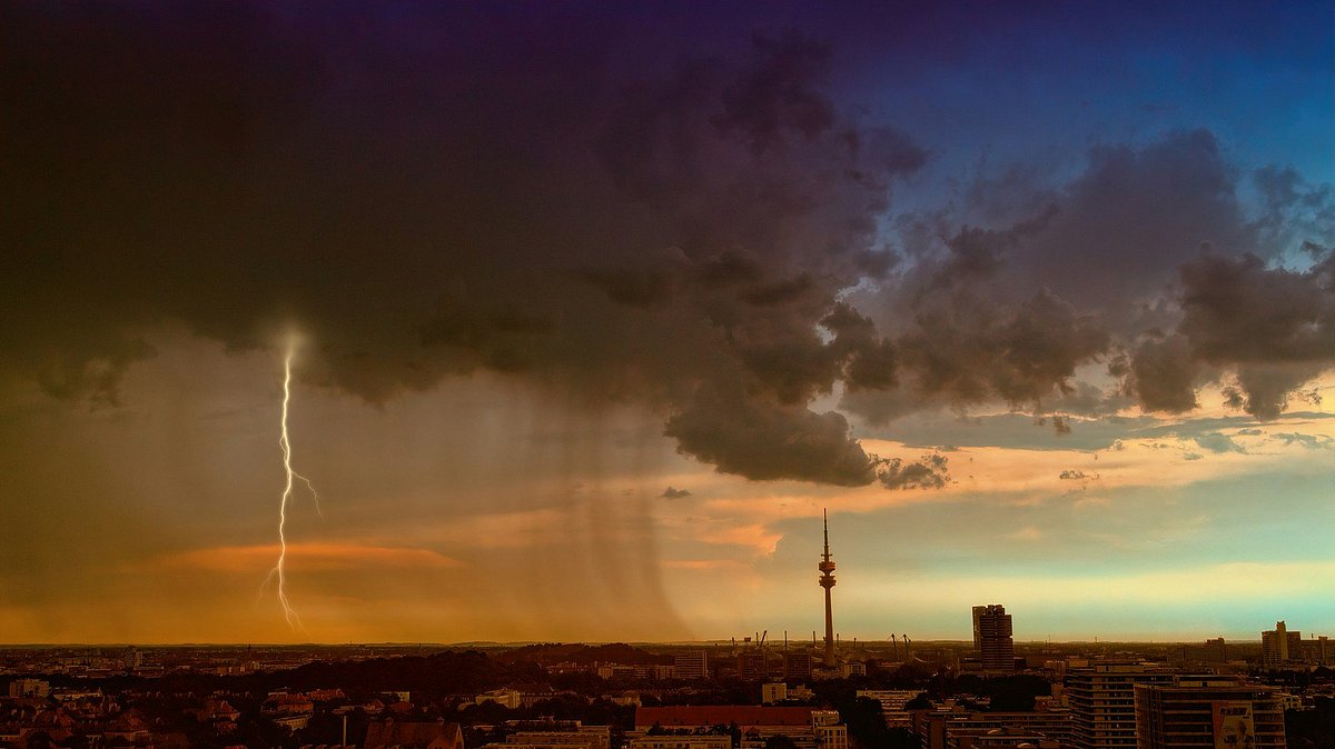Gewitter und Regen über einer Stadt
