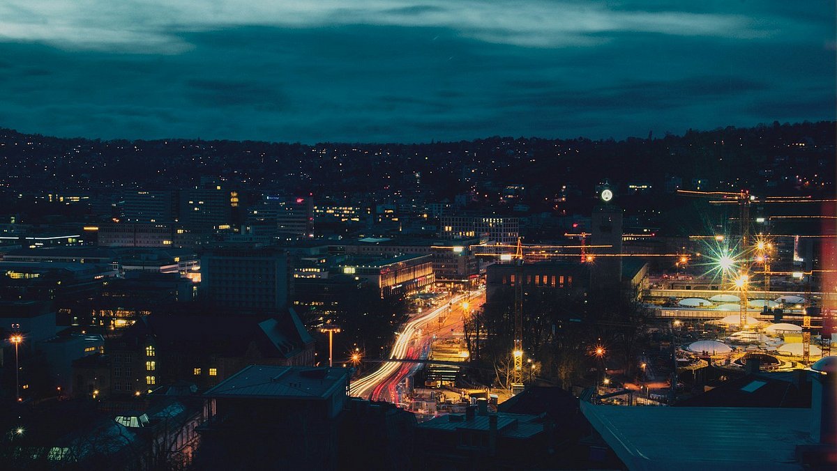Stuttgart von oben aufgenommen bei Nacht