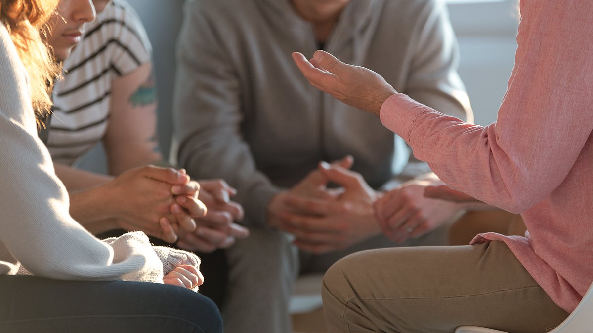Ohne Zeigefinger über das Klima reden… Eine Gruppe Menschen unterhält sich, dabei sind nur Hände zu sehen