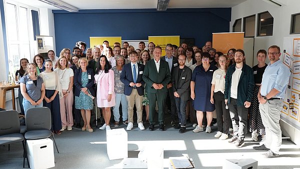 Gruppenbild einer Veranstaltung mit jungen Menschen und Landespolitiker:innen