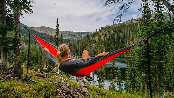 Hängematte im Wald mit Aussicht