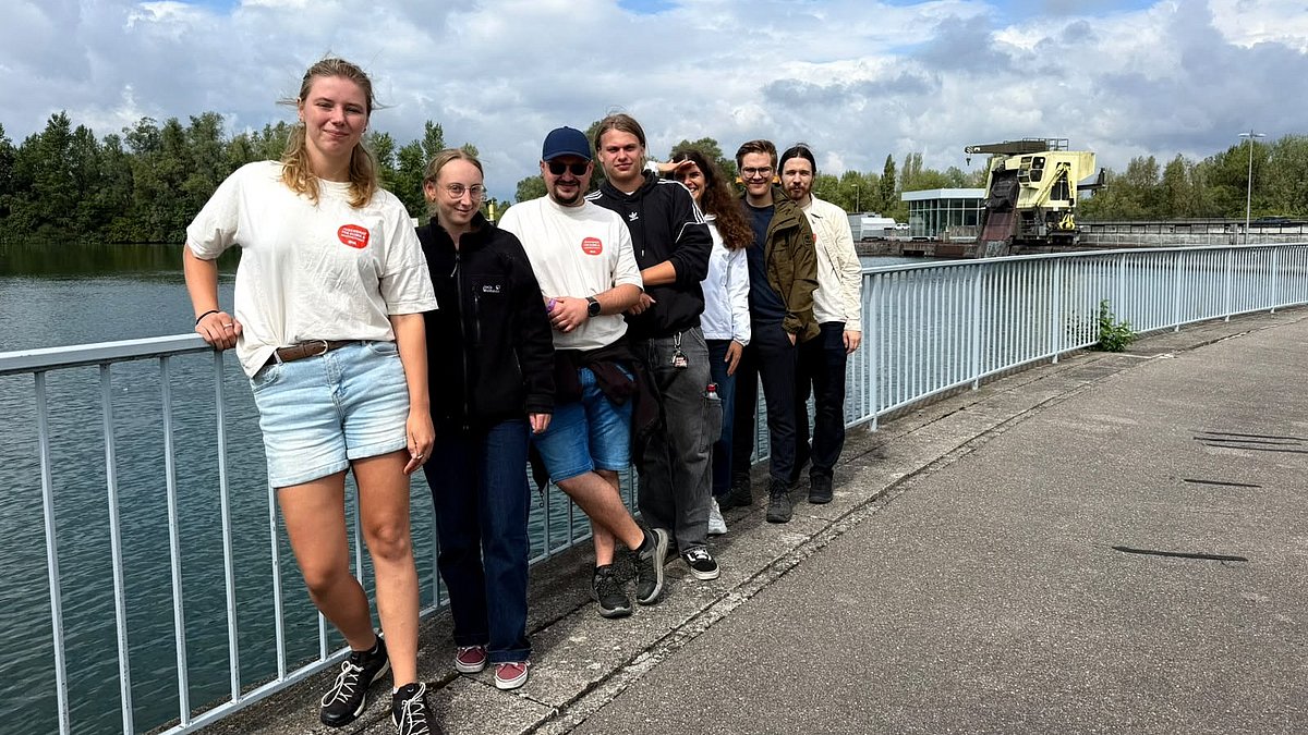 Gruppenbild des Jugendrats am Rhein