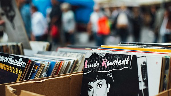 Schallplattenauswahl auf einem Flohmarkt 
