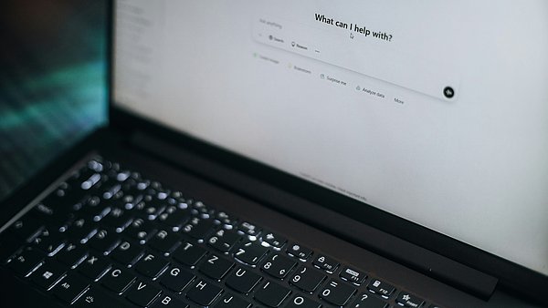 Laptop mit geöffnetem KI-Chat auf dem Bildschirm.