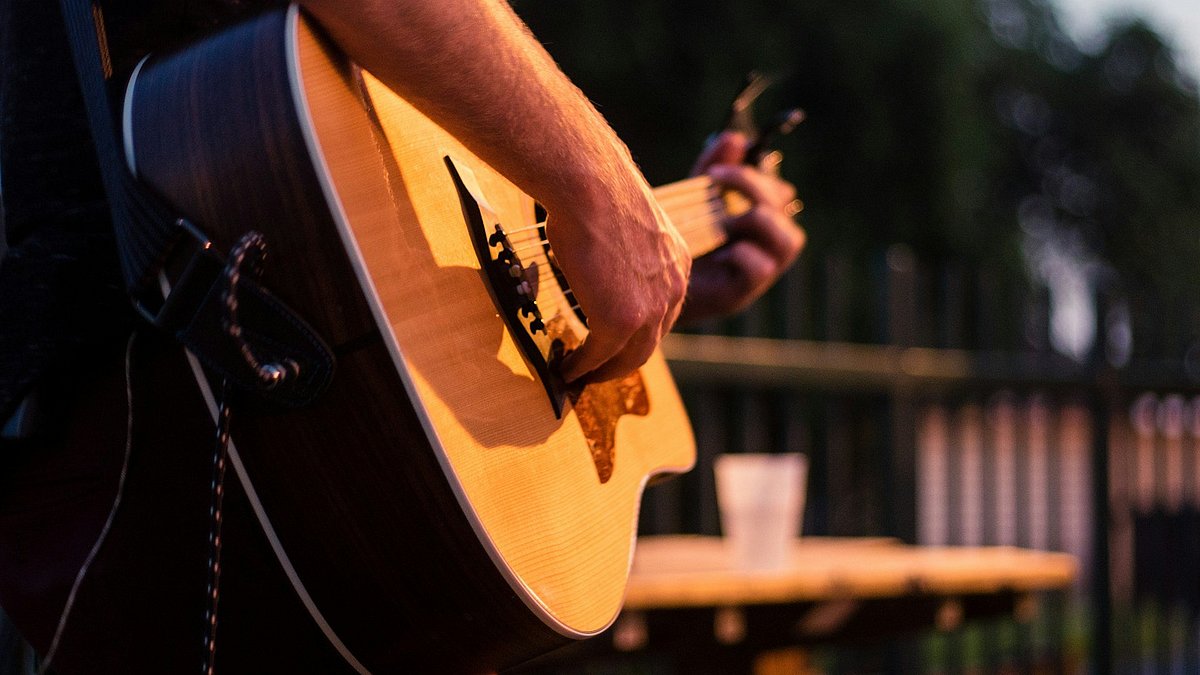 Eine Person spielt auf einer Gitarre