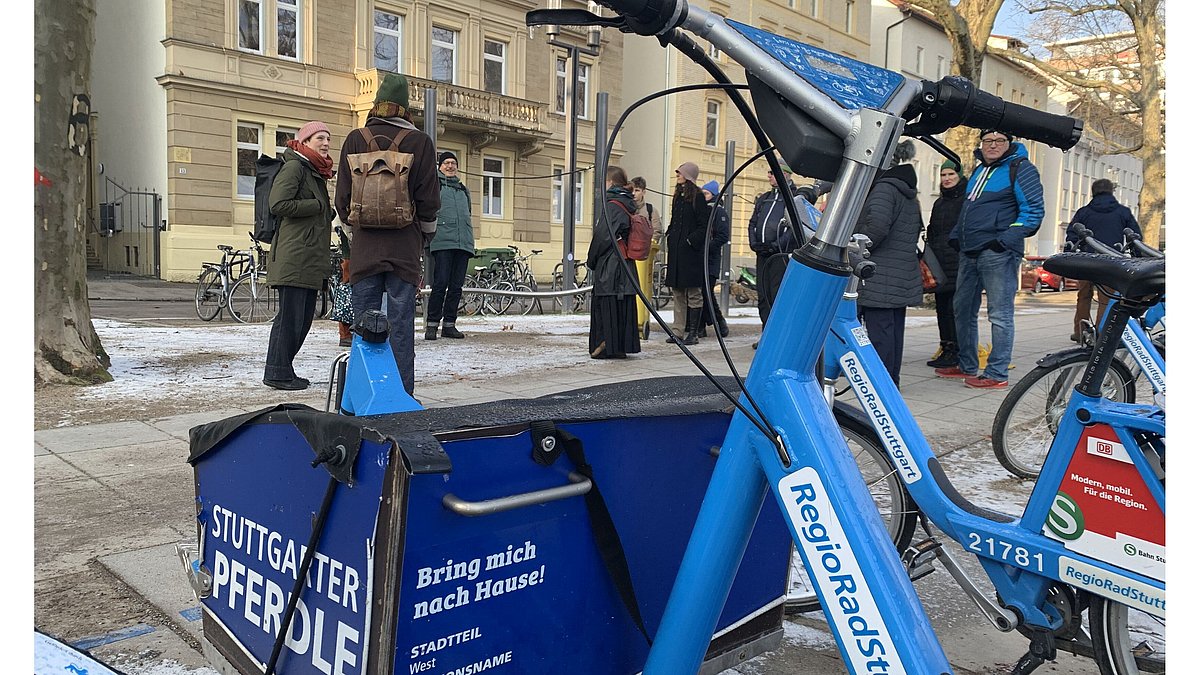 Selbst Stadtführungen umsetzen Lastenrad mit der Aufschrift Stuttgarter Pferdle vor der Gruppe angehender Guides