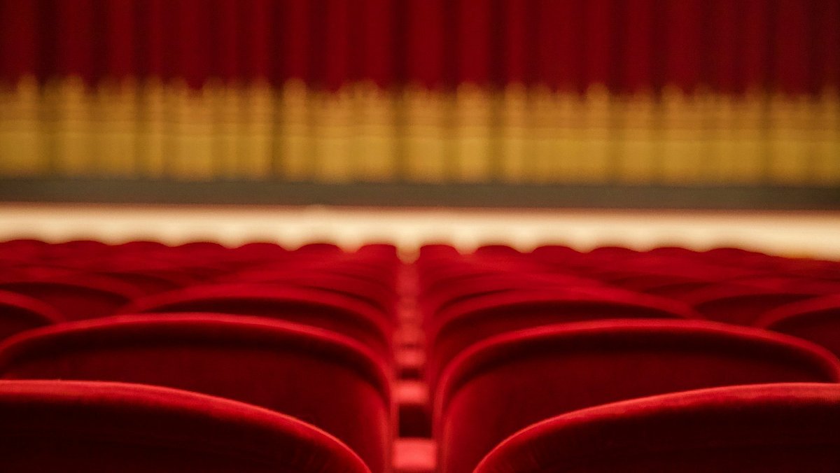 Ausschnitt eines leeren Theatersaals