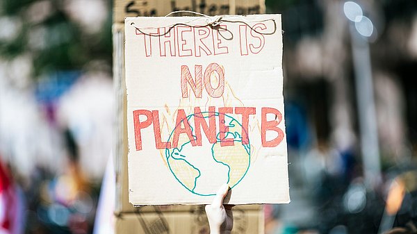 Ein Plakat auf einer Demonstration mit der Aufschrift "There is no Planet B"