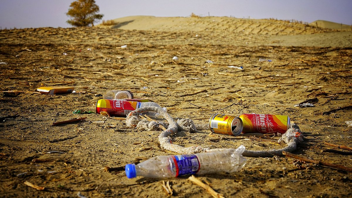 Plastikmüll liegt auf einer Ackerfläche herum