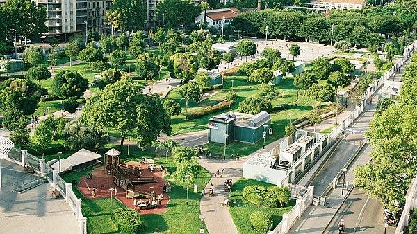 Begrünter Stadtpark mit Bäumen als Maßnahme zur Klimaanpassung