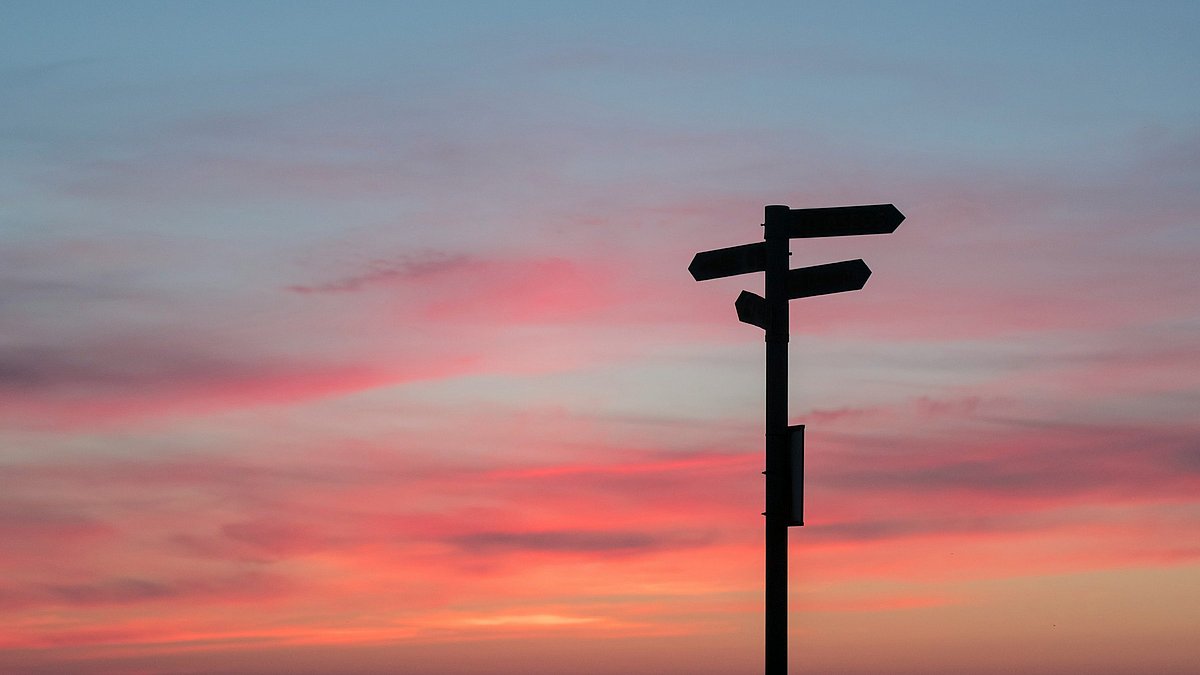 Ein Wegweiser im Abendlicht