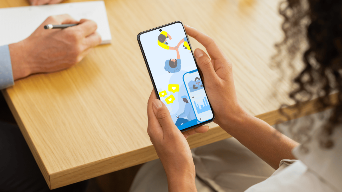 Frau hält Smartphone in der Hand