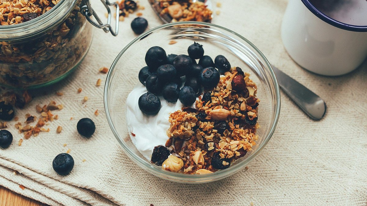 Eine Müslischüssel mit Joghurt und Heidelbeeren