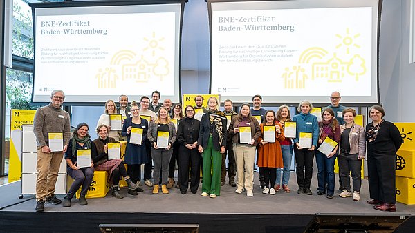 Eine Preisverleihung von BNE-Zertifikaten