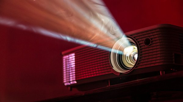 Ein Beamerlicht strahlt in die Kamera