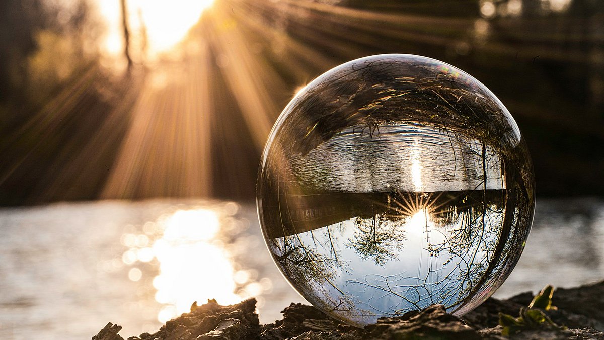 Eine Glaskugel liegt in der Natur
